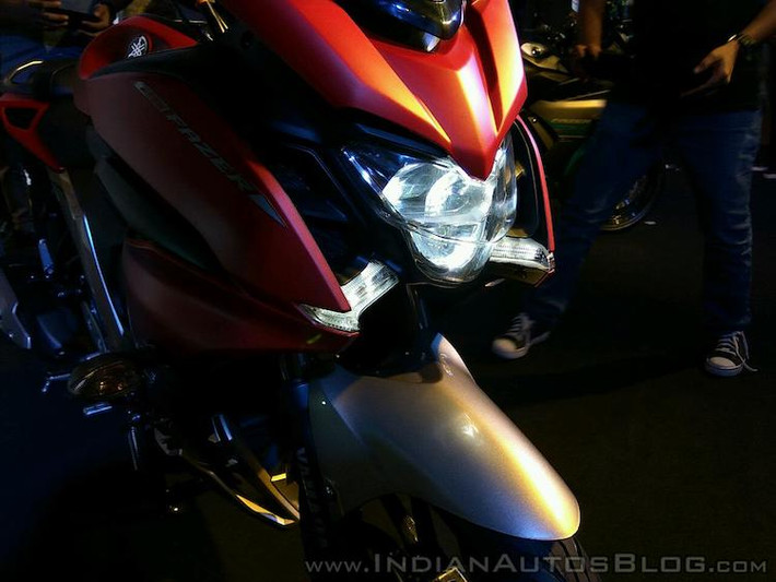Trên Fazer 25, Yamaha đã "bê nguyên" cụm đèn pha LED của FZ25 sang. Tuy nhiên, bao xung quanh cụm đèn này là các tấm ốp nhựa cùng cặp đèn xi-nhan mới, khiến phần đầu xe có thiết kế góc cạnh và trông như "bộ mặt" của một quái vật trong phim viễn tưởng.