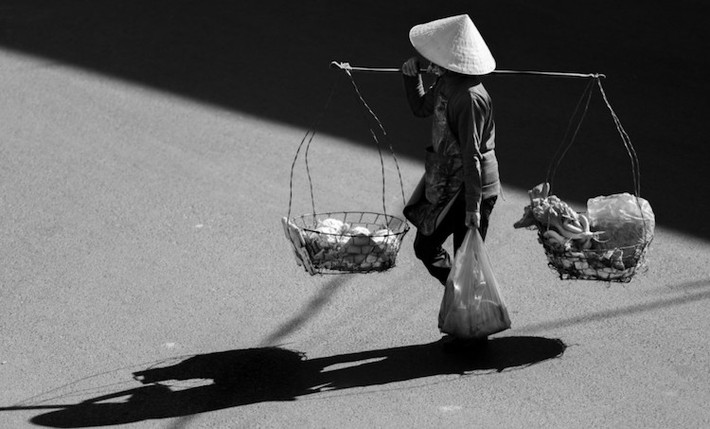 Hình ảnh đôi vai tảo tần của người mẹ với gánh hàng rong tại Đà Lạt. Tình thương bao la của mẹ là cho đi không đòi lại bao giờ. Một đời oằn vai gánh nặng chịu cực khổ gian lao mong sao cho con luôn sức khỏe, ấm no và hạnh phúc. Ảnh: Nguyễn Khánh Hoàng.