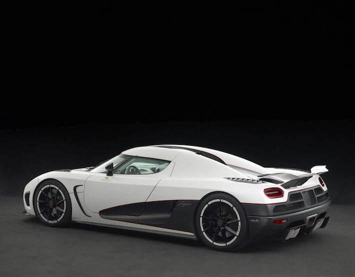So với Agera thường, Agera R nổi bật với cánh đuôi bằng sợi carbon gắn cố định phía đuôi xe, khiến lực nén thân xe xuống mặt đường ở tốc độ cao tăng lên và giúp chiếc xe vận hành an toàn hơn.