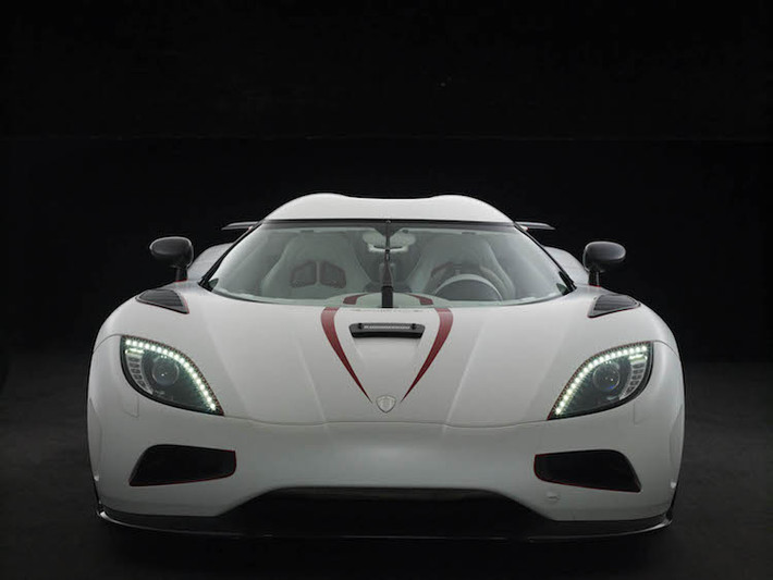 Khi còn mới, mỗi chiếc Agera R đã có giá 1,6 triệu USD. Sau 5 năm, dòng siêu xe này vẫn thường được bán lại với giá cực cao do chỉ có 18 chiếc được sản xuất trên toàn Thế giới. Giá siêu xe Agera R trong bài viết này thuộc đời 2012 và hiện đang được rao bán với giá "khủng" 1,87 triệu USD (tương đương 42,5 tỷ đồng).