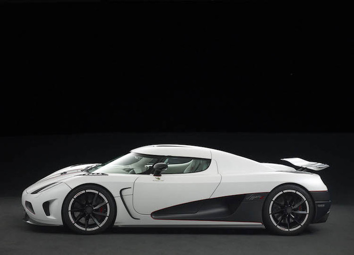 Agera R sở hữu thiết kế với "phom" quen thuộc của nhà sản xuất siêu xe Thuỵ Điển Koenigsegg, đã có từ chiếc CC8S đầu tiên những năm 2002. Tuy nhiên, Koenigsegg cũng đã thay đổi một số chi tiết thân xe, phần đầu và phần đuôi của Agera R để chiếc xe trông hiện đại hơn.