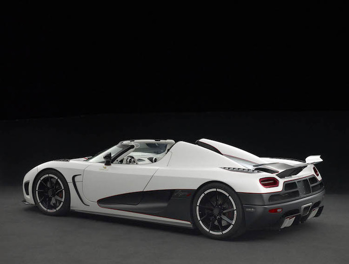 Sở hữu động cơ V8 5.0l tăng áp kép. Agera R có công suất cực mạnh (1140 HP, 1200 Nm), giúp chiếc xe có thể đạt tốc độ tối đa lên tới 420 km/h.