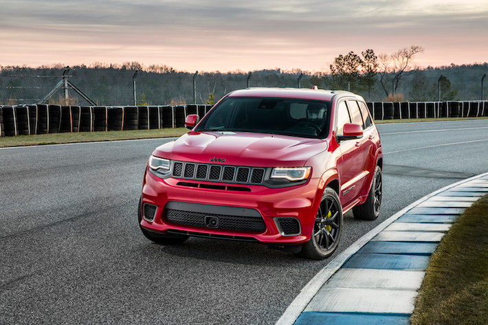 Từng được đồn đại khá nhiều trước đây, mẫu siêu xe SUV Jeep Grand Cherokee Trackhawk đã được hãng xe địa hình Jeep "hiện thực hóa". Dựa trên bản thể thao Grand Cherokee SRT trước đó, phiên bản Trackhawk đã chính thức trở thành mẫu SUV sản xuất hàng loạt mạnh nhất Thế giới