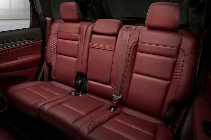 Ngoài những thay đổi trên, Jeep Grand Cherokee Trackhawk cũng sở hữu cabin sang trọng và tiện nghi như các bản Grand Cherokee cao cấp. Với chế độ Valet Mode, chiếc xe sẽ bị giới hạn công suất, bật hệ thống ổn định điện tử, khóa ở số 1 và tắt hệ thống hỗ trợ "đề pa" Launch Control nhằm hạn chế tai nạn khi chủ xe giao chìa khóa cho người khác, chẳng hạn như nhân viên đỗ xe ở khách sạn.