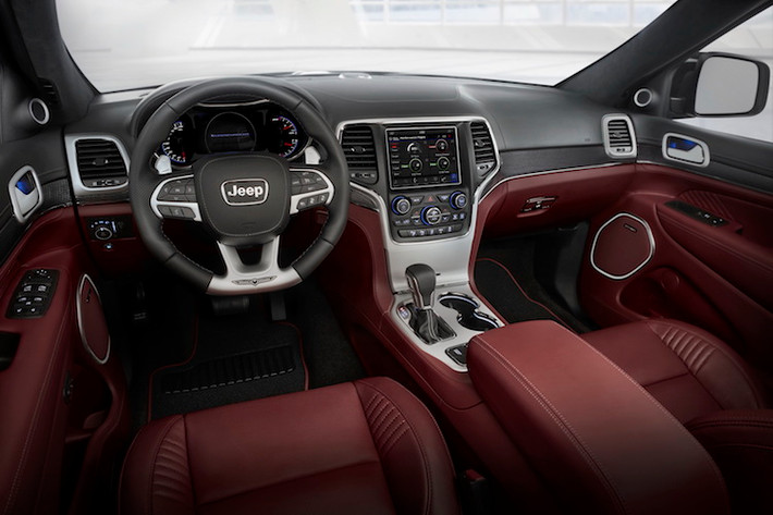 Giống như các dòng Dodge Hellcat, hệ thống thông tin giải trí UConnect với màn hình cảm ứng 8,4 inch bên trong cabin của Grand Cherokee Trackhawk đã được nâng cấp với menu giao diện Trackhawk Performance gồm các đồng hồ theo dõi các chỉ số vận hành của xe. Một thay đổi khác trên chiếc SUV cực mạnh này là bảng đồng hồ với giới hạn tốc độ tối đa 200 mph (320 km/h).