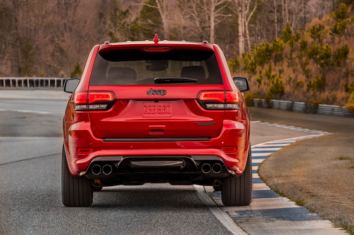 Những thay đổi ở hai bên thân xe của Trackhawk chỉ bao gồm các logo mới nằm trên cửa trước cùng bộ mâm 5 cánh kép với tùy chọn sơn đen bóng hoặc 2 tông màu. Ở phía sau, chiếc xe cũng có cản hậu mới, cặp đèn hậu LED và hệ thống xả kép nằm đối xứng 2 bên.