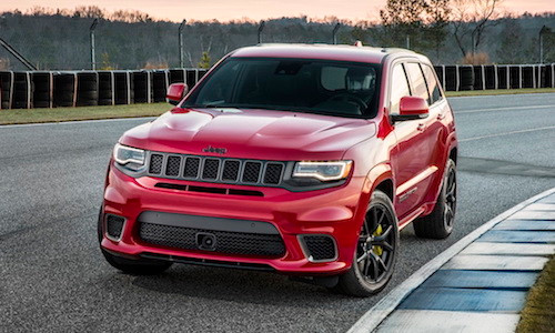 Khách hàng có thể đặt cọc cho Jeep Grand Cherokee Trackhawk tại mọi đại lý chính hãng của Jeep trên toàn thị trường Mỹ kể từ 10/8/2017 tới. Giá bán khởi điểm của chiếc xe là 86.985 USD (tương đương 1,97 tỷ đồng).