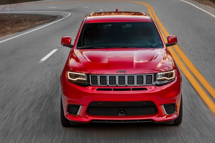 So với Grand Cherokee SRT, Grand Cherokee Trackhawk đã có khá nhiều thay đổi ở phần ngoại thất. Chiếc xe sở hữu cản trước hoàn toàn mới với các khe hút gió làm mát nhiều hơn, lớn hơn và thiết kế tương tự các dòng xe "cơ bắp" Hellcat. Trong khi đó, phía trên nắp ca-pô cũng đã được "trổ" thêm các khe thoát nhiệt mới.