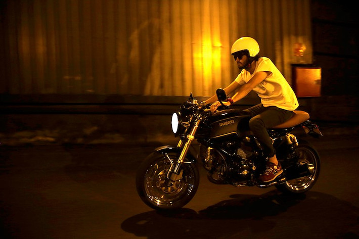 Được sản xuất từ 2007-2010, mẫu xe môtô Ducati GT1000 vốn là một chiếc xe môtô phân khối lớn thuộc series Sport Classic với kiểu dáng hoài cổ của Ducati. Có thể coi là "tiền bối" của dòng Scrambler hiện nay, các mẫu xe Ducati 1000 trong series này mang kiểu dáng naked bike truyền thống, sport touring hoặc cafe racer.