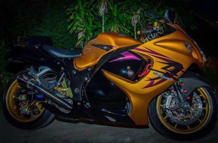 Vốn đã là một mẫu siêu môtô nổi tiếng Thế giới, chiếc siêu môtô Suzuki Hayabusa trong bài viết này còn có hiệu năng vận hành được nâng cao hơn nữa khi được người chơi xe trang bị loạt đồ chơi "hàng hiệu".