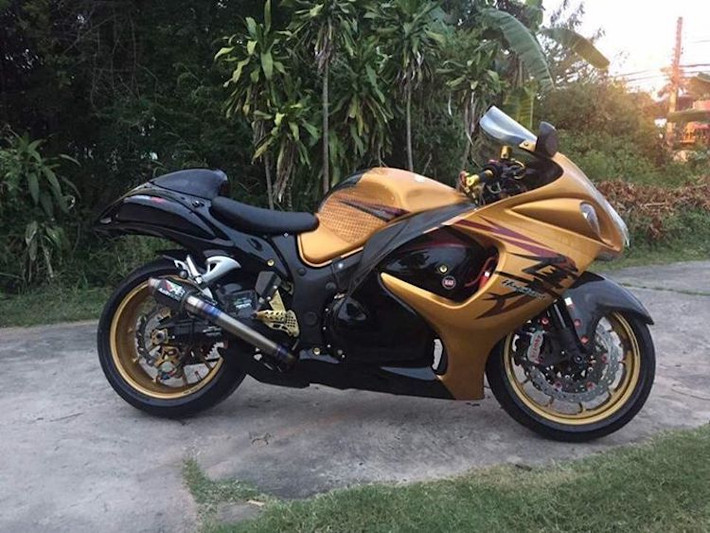 Khối động cơ nguyên bản của Suzuki Hayabusa GSX-1300R được giữ nguyên với dạng 4 xi-lanh thẳng hàng DOHC 16 van, có dung tích thực 1340 cc. Dù đã ra đời từ lâu nhưng với công suất tối đa 197 mã lực và mô-men xoắn cực đại 154 Nm, động cơ này vẫn khiến chiếc xe có thể "so găng" với mọi mẫu superbike đời mới khi xét về sức mạnh.