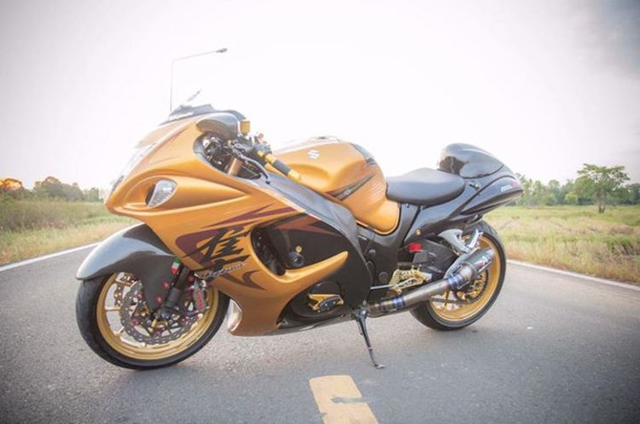 Dù đã ra mắt từ năm 1999 nhưng tới tận ngày nay, mẫu siêu môtô Suzuki Hayabusa GSX-1300R vẫn chiếm một vị trí đặc biệt trong trái tim người hâm mộ. Sự xuất hiện của Hayabusa với khả năng đạt tốc độ tối đa 305 km/h ở dạng nguyên bản đã dẫn tới việc mọi chiếc siêu môtô hiện nay đều bị giới hạn tốc độ dưới 299 km/h do các nhà "làm luật" tại nhiều nước gây sức ép tới những hãng xe.