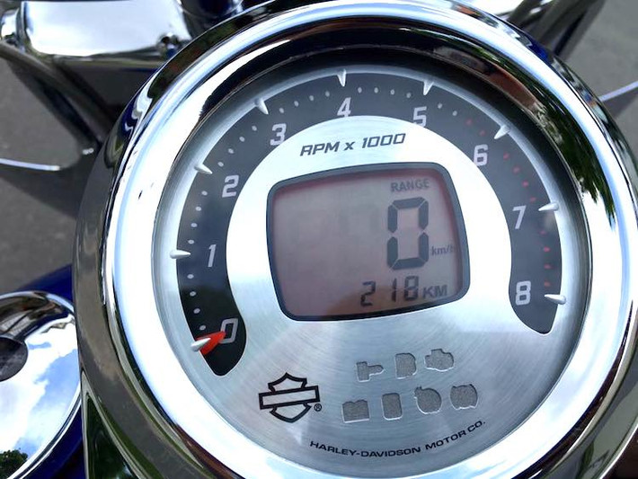 Khác với nhiều dòng Harley-Davidson, CVO Softail Convertible sở hữu cụm đồng hồ khá hiện đại khi hiển thị các thông tin về tốc độ và hành trình trên một màn hình LCD đơn sắc, với vòng ngoài là đồng hồ báo tua. Xe còn có một số đèn báo nhỏ nằm trên mặt đồng hồ bằng nhôm