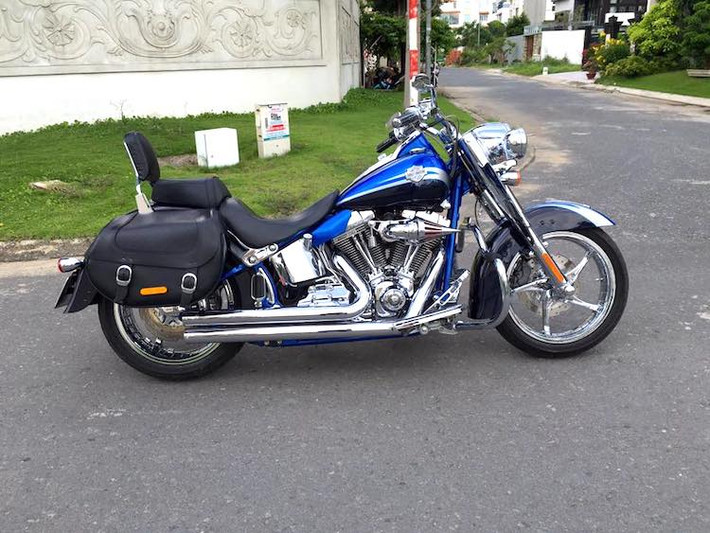 Một chi tiết không thể không nhắc tới trên phiên bản Softail Convertible CVO 2010 này đó là cặp mâm "hàng thửa" Stinger với thiết kế 5 cánh xoắn và được ma chrome sáng bóng. Ngoài ra, chiếc xe còn có nước sơn đặc biệt với các họa tiết màu bạc và đen.