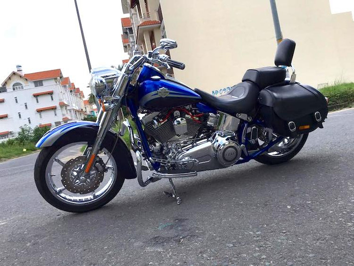 Khi mới ra mắt vào năm 2010, mỗi chiếc Softail Convertible CVO FLSTSE có giá lên tới 28.000 USD. Với chỉ 2500 chiếc trên toàn Thế giới và đã 6 năm tuổi, hiện Softail Convertible CVO hải quan chính ngạch là một trong những chiếc Harley cực "độc" tại thị trường Việt Nam. Điều này khiến chiếc xe vẫn có giá khoảng trên dưới 750 triệu đồng khi được bán "trao tay".