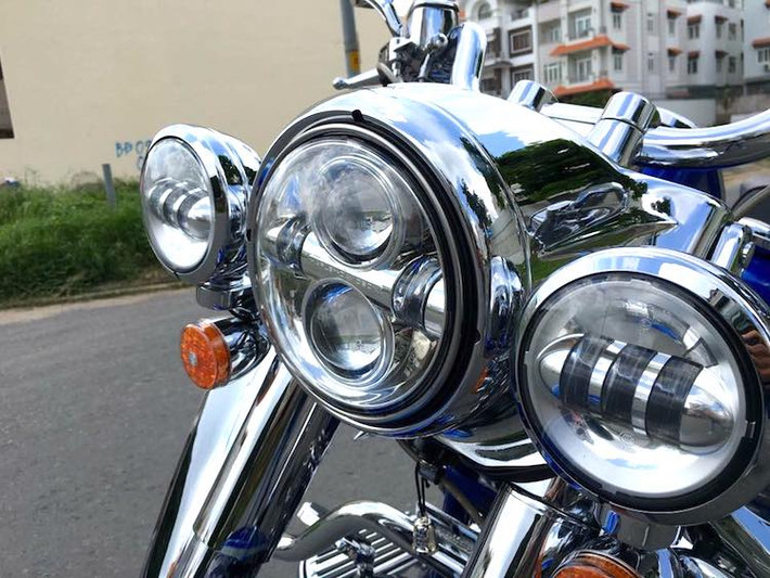 Giống như mọi chiếc Harley-Davidson CVO đời mới khác, Softail Convertible CVO cũng có dàn đèn trước LED với tên gọi Daymaker. Điểm đặc biệt khác của phiên bản Softail Convertible là kính chắn gió tối màu, tuy nhiên chủ của chiếc xe này tại Việt Nam đã tạm tháo kính ra để xe gọn gàng hơn.