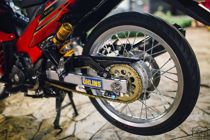 Sức mạnh của động cơ được truyền xuống bánh sau nhờ bộ nhông sên đĩa SSS màu vàng bắt mắt. Trong khi đó, chỉ có dân chơi xe mới nhận ra chắn xích từ phiên bản X1R tại Thái Lan được phủ sợi carbon. Hệ thống phuộc Ohlins monoshock phía sau đem tới độ ổn định cho chiếc xe.