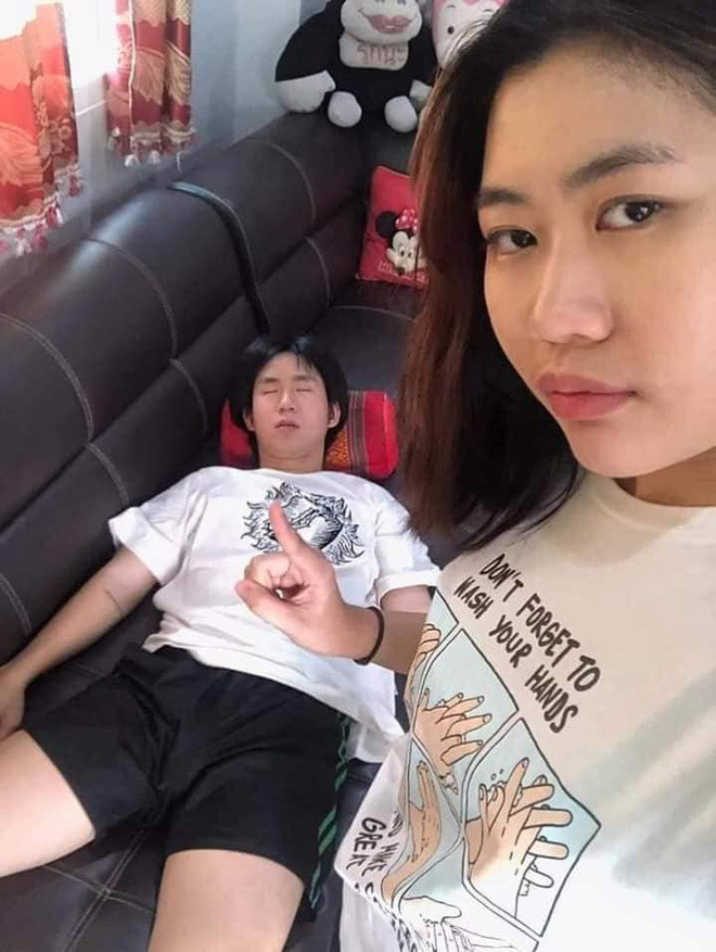 Lợi dụng thói quen "ngủ bất tỉnh" của anh chàng, cô gái bèn nhẹ nhàng dùng đồ trang điểm của mình để make-up lên khuôn mặt người yêu.