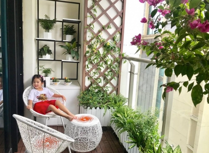 Trong căn hộ của mình Xuna Lan đặc biệt thích nhất là khu vực ban công rất đẹp để hai mẹ con có thể ngồi trò chuyện, thư giãn và ngắm cảnh vô cùng thoải mái, thư giãn.