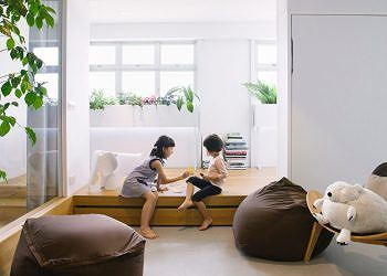 Khi sinh hoạt gia đình. Các thiết kế trong nhà đều tỷ mỉ, từ ánh sáng được xem xét cẩn thận đến từng chi tiết trong đồ nội thất, từ sự tương tác giữa mới và cũ đến sự tương phản với gam màu của thành phố, một công trình nhỏ gọn dù sao cũng vô cùng đa năng.
