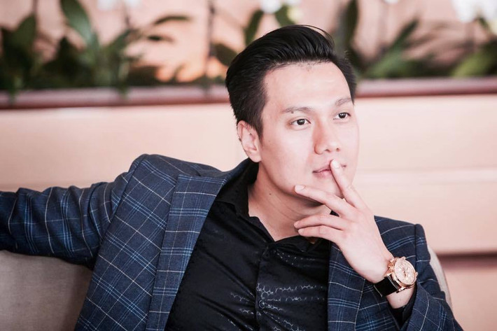 Chiếc đồng hồ nam diễn viên Việt Anh đang sở hữu có một không hai tại Việt Nam trị giá gần 300 triệu đồng. Ngoài ra, anh còn sở hữu nhiều mẫu kính đắt tiền của nhiều thương hiệu nổi tiếng có giá dao động từ 20- 40 triệu đồng.