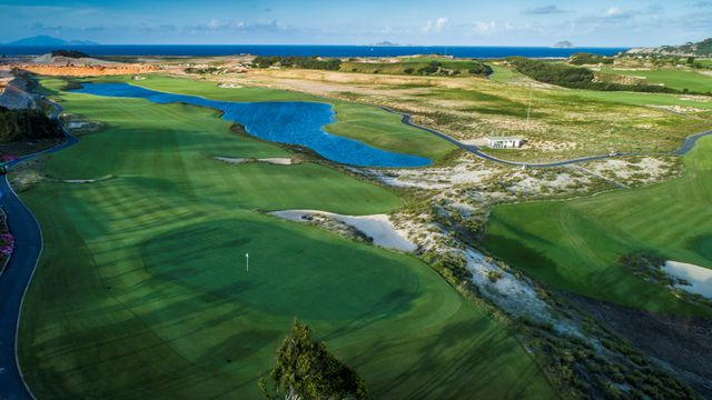 Sân Golf KN Cam Ranh (hay còn có tên là sân KN Golf Link) được xây dựng trên diện tích 800 ha trải dài hơn 6km bờ biển Bãi Dài của thành phố Cam Ranh, tỉnh Khánh Hòa.