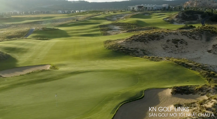 Sân golf được thiết kế 27 hố tiêu chuẩn links course quốc tế nghĩa là sân gò cát nằm bên bờ biển, với địa hình uốn lượn qua những cồn cát trắng tuyệt đẹp.