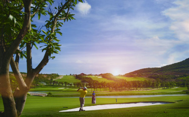 Đồng thời sân golf mang đến tầm nhìn rộng mở, giúp các golf thủ chiêm ngưỡng được trọn vẹn bờ biển xanh Bãi Dài, Cam Ranh - nơi được mệnh danh là một trong những vịnh biển đẹp nhất hành tinh.