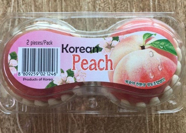 Không chỉ xoài đỏ, năm nay, nhiều khách Việt chuyển sang tìm mua đào Hàn Quốc khá độc lạ. Mỗi hộp đào gồm 2 quả, dù có giá từ 500.000 – 600.000 đồng vẫn khan hiếm.