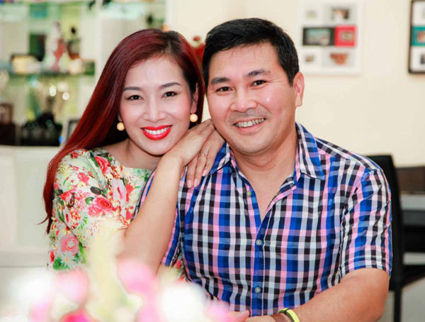 Hoa khôi Thu Hương và doanh nhân Hoài Nam đến với nhau từ thuở còn hàn vi, khó khăn. Thế nên 2 vợ chồng luôn giữ mối quan hệ gắn bó như mới đến với nhau. "Hai người gặp nhau lúc tôi khó khăn nhất, để giữ được tình cảm vợ chồng lúc nào cũng "tương kính như tân", mình phải học được cách suy nghĩ hiện đại, tôn trọng vợ như bạn mình vậy" - ông Nam tâm sự.