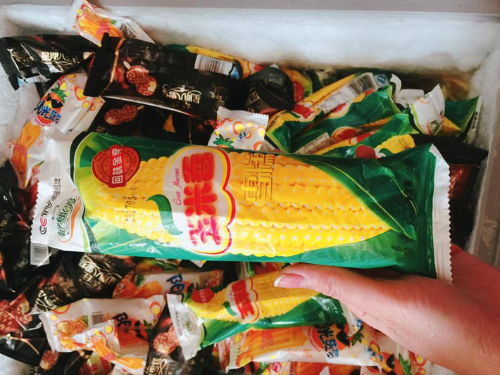 Chị Hoan, một tiểu thương chuyên bán buôn loại kem này, cho biết thời tiết oi bức những ngày gần đây, chị cấp hàng chục thùng kem 40 que và 400 que cho các mối bán lẻ. Theo chị, kem xuất theo thùng nên số lượng bán tính ra lớn. Khi vận chuyển xa thì chi phí lại khá cao bởi phải mua thêm đá khô để bảo quản.