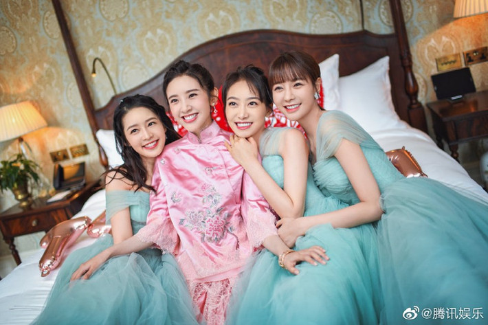 Mỹ nhân "Tây Du Ký" cười hạnh phúc bên ông xã và bên những người bạn thân thiết nhất - phù dâu, phù rể của 2 người.