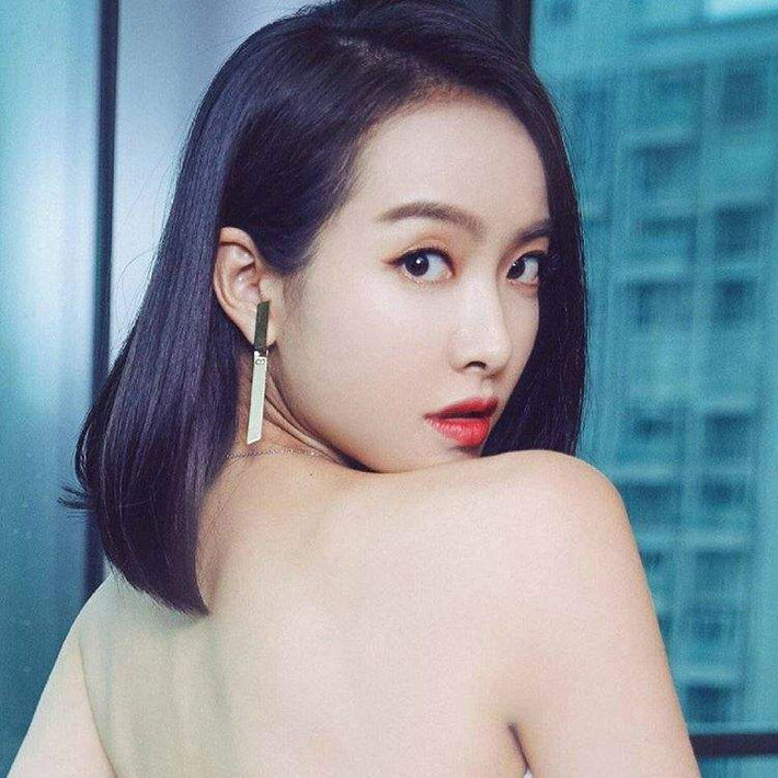 Ngoài ra, Tống Thiến cũng tham gia nhiều chương trình truyền hình. Sở hữu gương mặt xinh đẹp và đa tài, Tống Thiến nhận được nhiều yêu mến từ khán giả. Cô liên tục lọt top những cái tên được tìm kiếm nhiều nhất và là 1 trong 10 nhân vật nổi bật trên Weibo.