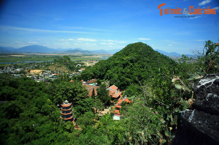 1. Nằm trên ngọn Thủy Sơn thuộc danh thắng Ngũ Hành Sơn, chùa Tam Thai là ngôi chùa cổ nhất của TP Đà Nẵng. Tương truyền, thiền sư Nguyên Thiều đến từ Trung Hoa đã khai sơn chùa vào nửa sau thế kỷ 17. Tên Tam Thai nghĩa là ba đỉnh núi, được đặt theo hình dáng ngọn Thủy Sơn.