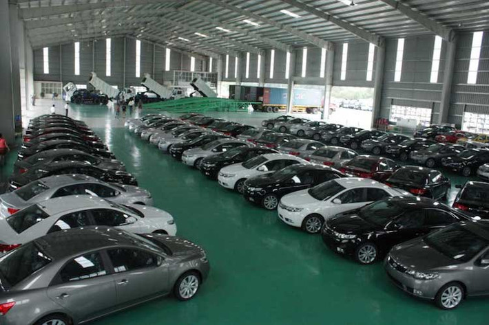 Trái với quy luật mọi năm sau Tết, các hãng xe ôtô giảm giá liên tục, với mức giảm có thể lên tới hàng trăm triệu. 2 lý do chính dẫn tới một loạt các chương trình giảm giá diễn ra ồ ạt giữa các hãng xe vừa qua là sự thay đổi về thuế và nhiều thương hiệu tìm cách "kích cầu" sau Tết, "dọn kho" bán hết xe tồn để chuẩn bị cho nhiều dòng xe thế hệ mới sắp về trong năm 2017.