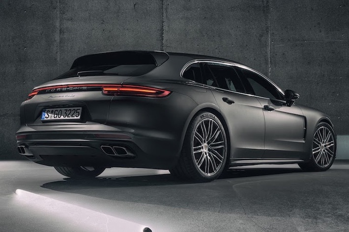 Điểm khác biệt lớn nhất của Panamera Sport Turismo so với các phiên bản thường nằm từ cột B trở xuống mui xe. Thay vì vòm mui dốc dần về phía đuôi xe, Panamera Sport Turismo có mui kéo dài gần hết đuôi, tạo thành kiểu dáng wagon hay shooting brake Có chiều dài và rộng không thay đổi, tuy nhiên nhờ có vòm mui mới nên phiên bản này cao hơn Panamera thường 5 mm.