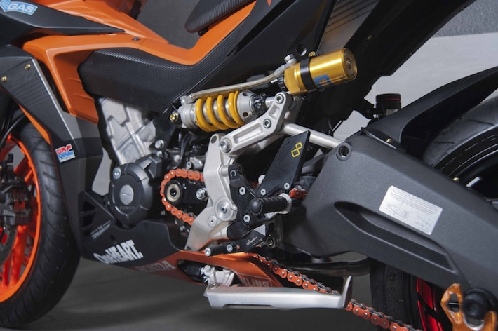 Nằm phía sau động cơ 150 cc DOHC của Winner là dàn để chân Lightech cùng chân chống từ Ducati 899 Panigale. Kết cấu phuộc sau của xe cũng đã được độ lại hoàn toàn với dạng tay đòn nằm ngang và phuộc đơn monoshock Ohlins, tương tự các dòng xe Ducati.