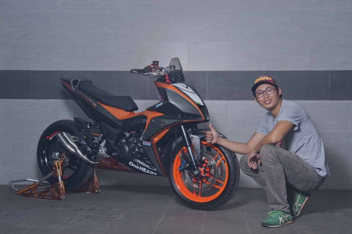 Mới đây, một biker Sài Gòn mới "gây sốc" giới chơi xe khi "trình làng" một bản độ Winner 150 có thể đánh giá là "khủng" nhất tại Việt Nam hiện nay. Không chỉ có "dàn chân" phân khối lớn, chiếc xe này còn được chủ nhân chế mủ toàn bộ dàn vỏ và thay đổi nhiều vào kết cấu của chiếc xe.