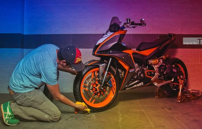 Trên chiếc xe này, chủ xe đã độ lại "dàn chân" trước" của Winner với mâm từ Ducati 899 Panigale, đi kèm với cặp phuộc USD cắt ngắn từ xe phân khối lớn. Bên cạnh đó, hệ thống phanh trước của xe cũng được đổi thành phanh đĩa kép với heo 4 piston cho cả hai bên từ Yamaha R6.