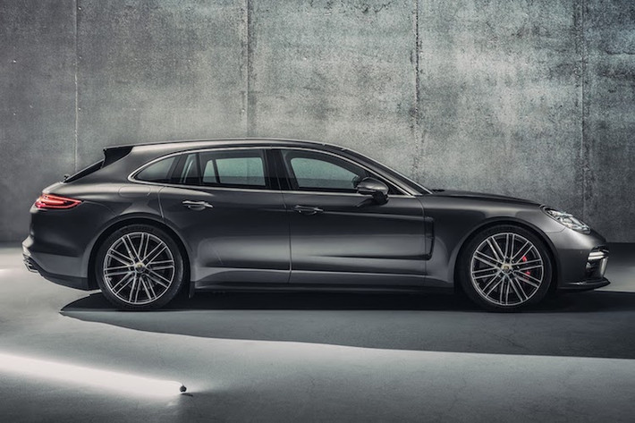 Dựa trên cơ sở Panamera thế hệ thứ 2, Panamera Sport Turismo cũng sở hữu thiết kế thanh thoát nhưng thể thao, không còn có cảm giác hơi "cục mịch" như Panamera đời cũ. Kiểu dáng của chiếc xe cũng rất gần với phiên bản ý Panamera Sport Turismo ý tưởng được Porsche giới thiệu cách đây 5 năm.