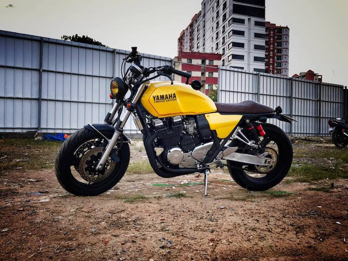 Mặc dù ít phổ biến hơn nhưng thỉnh thoảng, Yamaha XJR400 vẫn có một số bản độ đẹp mắt được dân độ xe Việt thực hiện. Mới đây, xưởng độ Tự Thanh Đa tại Sài Gòn đã tiến hành "phẫu thuật thẩm mỹ" nhẹ cho một chiếc XJR400 để chiếc xe có kiểu dáng năng động, khỏe khoắn hơn.