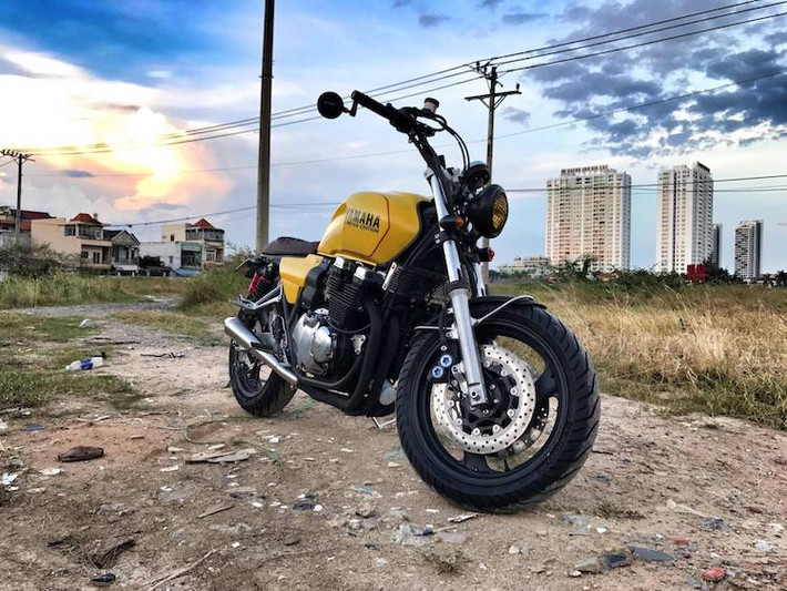 Nằm trong dòng naked-bike XJR của Yamaha và cạnh tranh trực tiếp với các model thuộc dòng CB Super Four từ Honda, mẫu XJR400 đã được Yamaha sản xuất từ năm 1990 tới 2007. Được thiết kế khá tương đồng với Honda CB400SF nhưng tại Việt Nam, dòng xe môtô Yamaha XJR400 chưa bao giờ có được "phủ sóng" phổ biến như đối thủ.