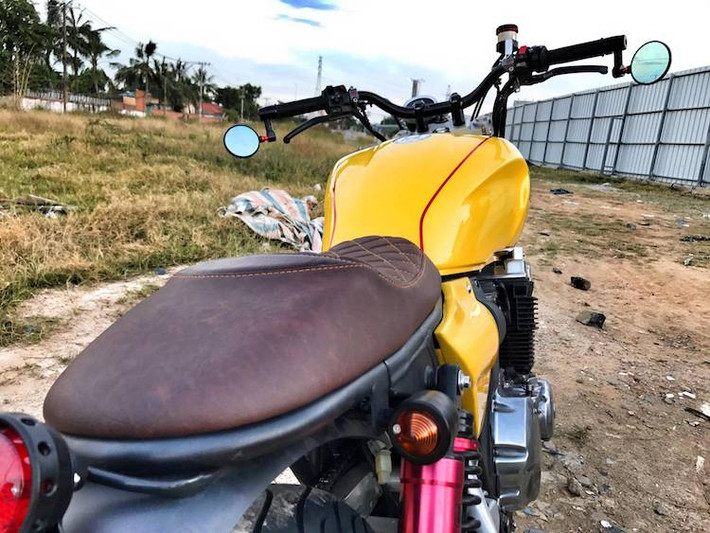 Chiếc XJR400 nguyên bản có phần đuôi với vỏ nhựa ốp không được gọn gàng, chính vì vậy trên bản độ này Tự Thanh Đa đã loại bỏ hoàn toàn đuôi nguyên bản và chỉnh sửa lại bộ khung phụ phía sau. Nằm phía trên khung phụ là bộ yên mỏng, nhỏ và được bọc da thủ công đẹp mắt. Chiếc xe cũng được trang bị một chắn bùn nhỏ kèm pát biển số và đèn hậu.