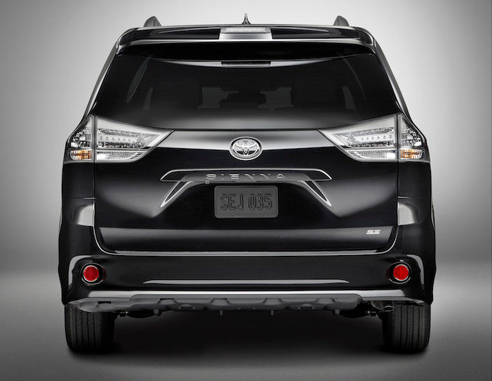 Hãng xe Toyota sẽ trưng bày Sienna 2018 tại triển lãm New York vào tháng 4 tới, trước khi bán chiếc xe dự kiến từ mùa hè. Giá của Sienna 2018 chưa được công bố.