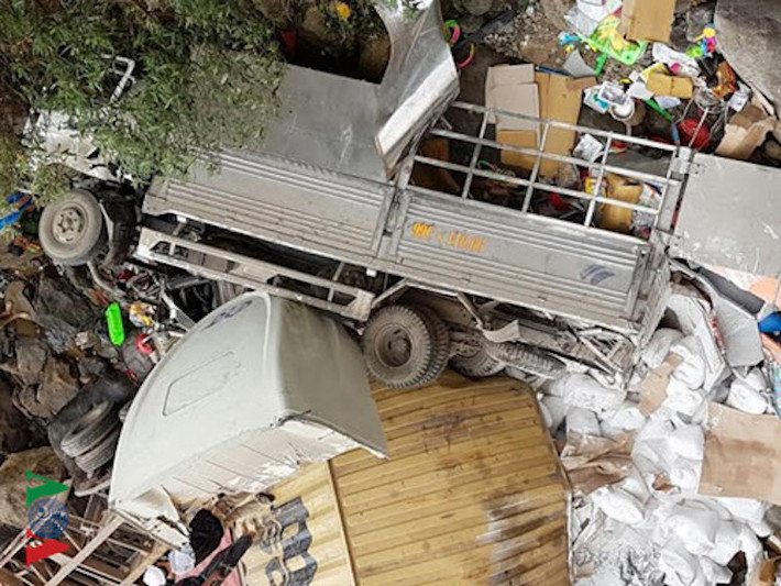 Thông tin từ Phòng Cảnh sát giao thông, nguyên nhân ban đầu là do xe container đâm vào đuôi xe tải, khiến hai xe đều mất lái lao xuống vực.