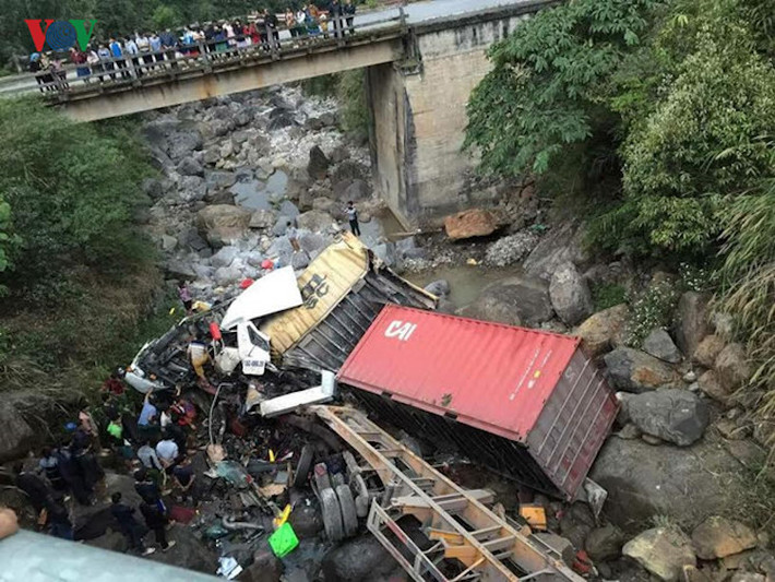 Rất có thể là do phải đi quãng đường dài từ xuôi lên, tài xế xe container mệt mỏi và buồn ngủ, cộng với đi nhanh, không làm chủ tốc độ nên khi gặp xe tải phía ở trước không xử lý kịp, dẫn đến va chạm, làm 2 xe đều rơi xuống vực.