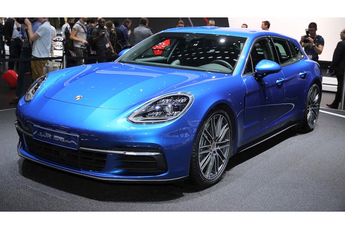 Ý tưởng về phiên bản Porsche Panamera Sport Tourismo với vòm mui kéo dài dạng shooting brake đã được Porsche ấp ủ từ tận năm 2012 với chiếc concept cùng tên, được ra mắt khi dòng xe sang Panamera vẫn đang ở thế hệ đầu. Tuy nhiên phải tới nay, phiên bản Panamera Sport Turismo dân dụng mới chính thức được hãng công bố.