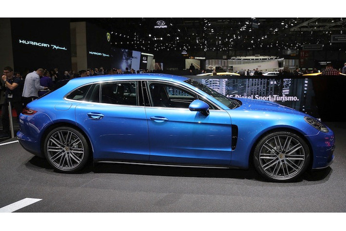 Dựa trên cơ sở Panamera thế hệ thứ 2, Porsche Panamera Sport Turismo cũng sở hữu thiết kế thanh thoát nhưng thể thao, không còn có cảm giác hơi "cục mịch" như Panamera đời cũ. Kiểu dáng của chiếc xe cũng rất gần với phiên bản ý Panamera Sport Turismo ý tưởng được Porsche giới thiệu cách đây 5 năm.