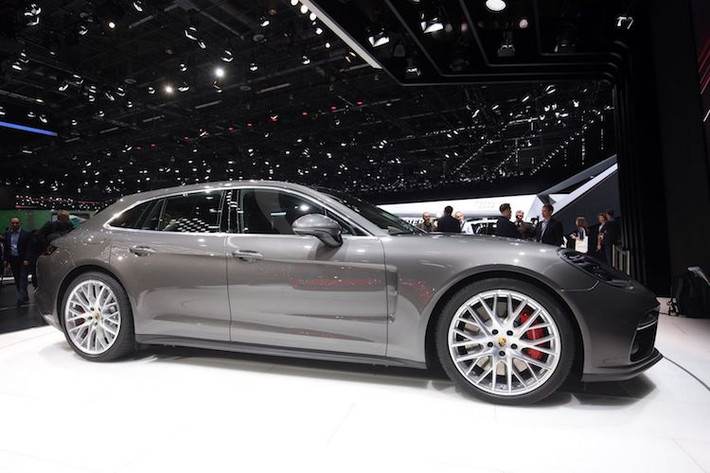 Trong dòng sản phẩm Panamera tại Việt Nam, phiên bản Panamera 4 "rẻ" nhất sẽ được trang bị động cơ V6 2.9l tăng áp kép với các turbo nằm giữa 2 hàng xi-lanh. Phiên bản này có công suất tối đa 330 mã lực. Cao hơn một chút là phiên bản Panamera 4S với động cơ tương tự, nhưng nâng công suất lên 434 mã lực/505 Nm.