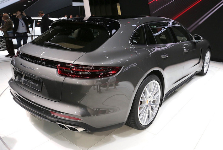 Với động cơ 4.0l V8 tăng áp kép, phiên bản mạnh mẽ nhất Panamera Turbo có công suất tối đa 542 mã lực và mô-men xoắn 770 Nm. Mọi bản Panamera bán ở Việt Nam đều có hộp số ly hợp kép PDK 7 cấp và hệ dẫn động 4 bánh.